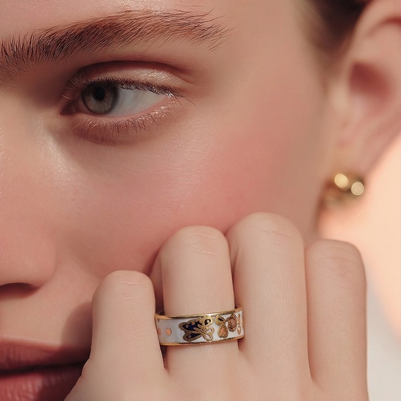 Jewelry - Vintage Gold and White Enamel Ring!